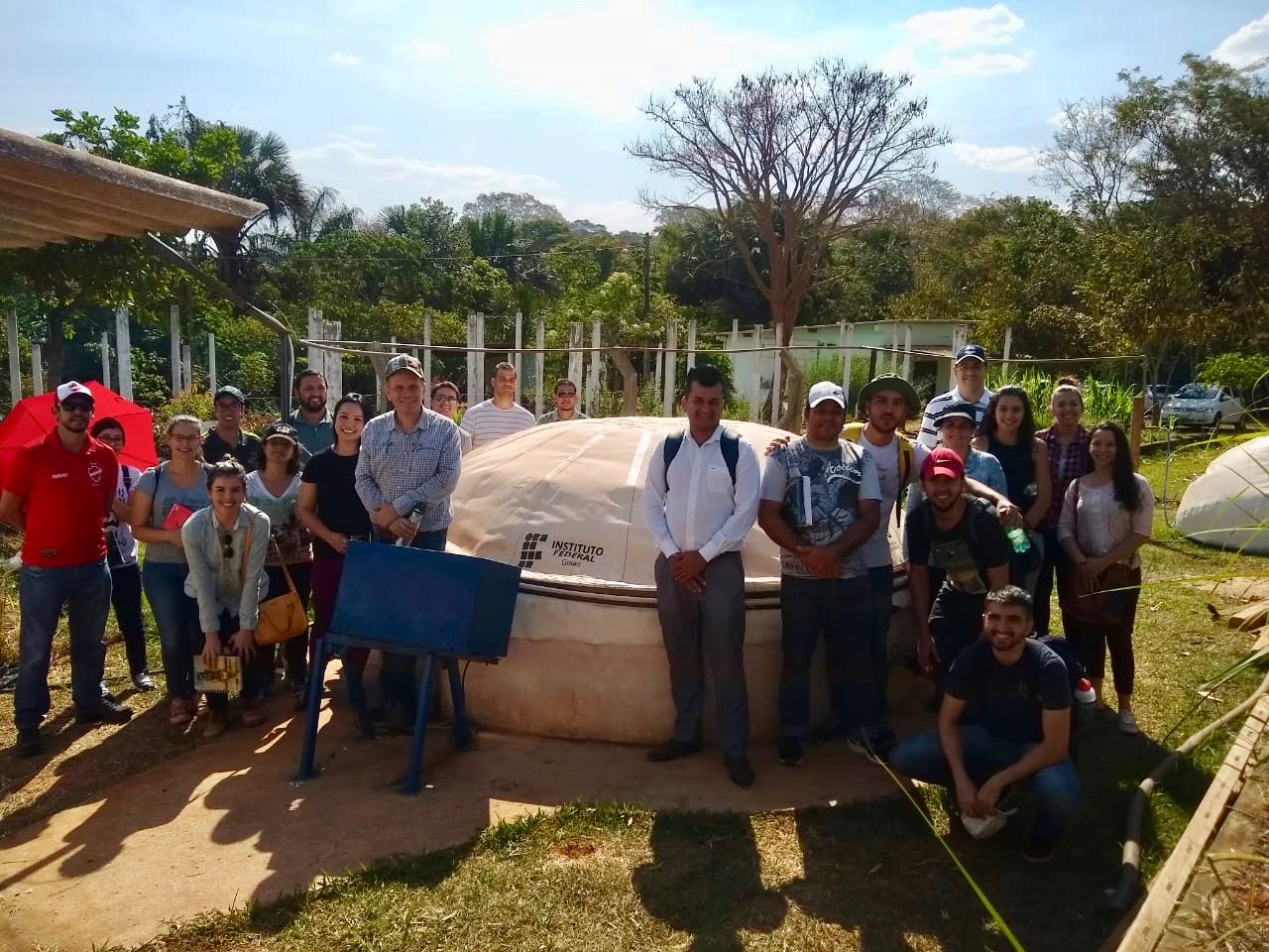 Pesquisadores e estudantes do Mestrado em Tecnologia de Processos Sustentáveis durante visita ao laboratório de biogás, situado na UFG . (Foto: Henrique Lacerda)